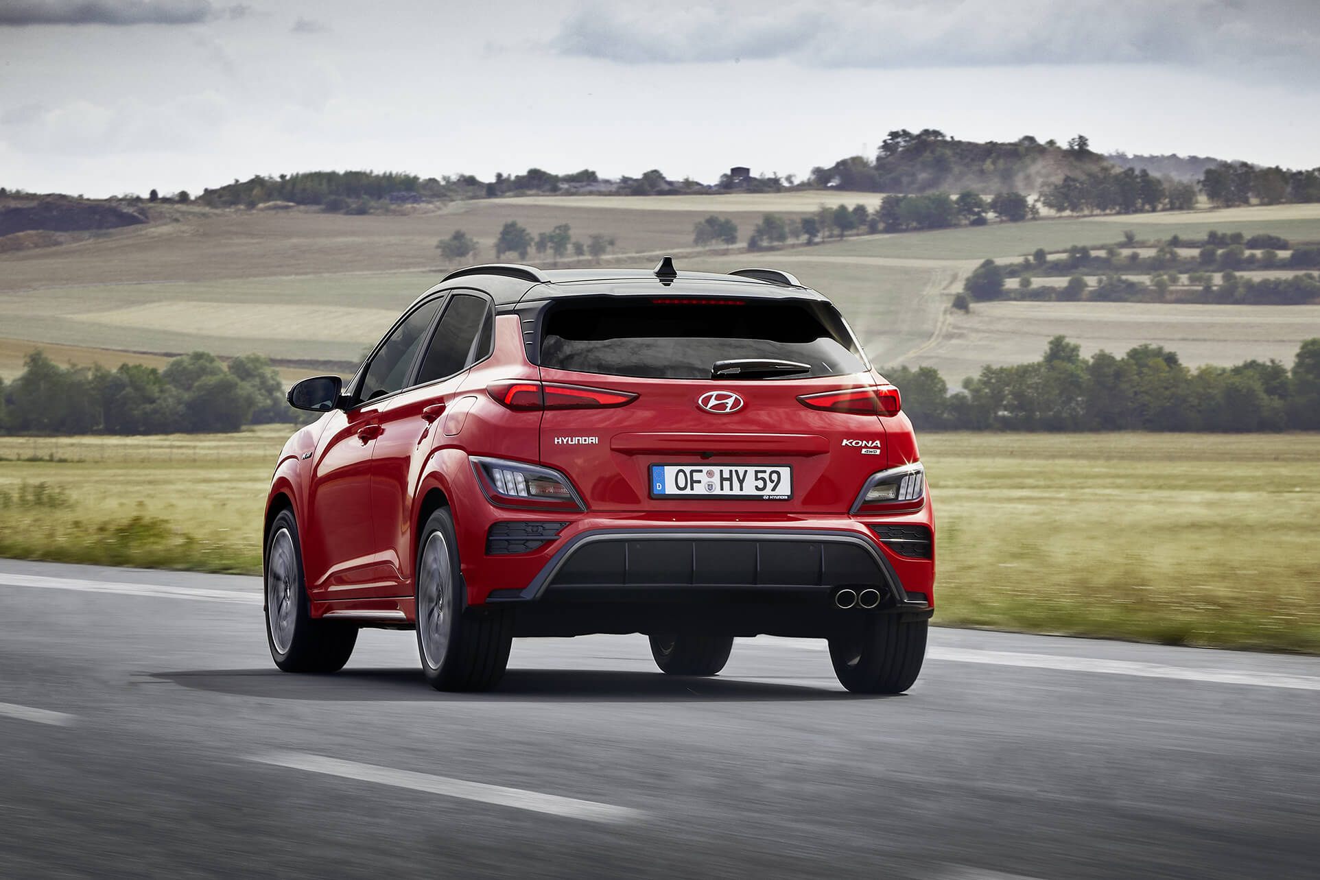 Hyundai Kona N Line, jedoucí krajinou – pohled zezadu.