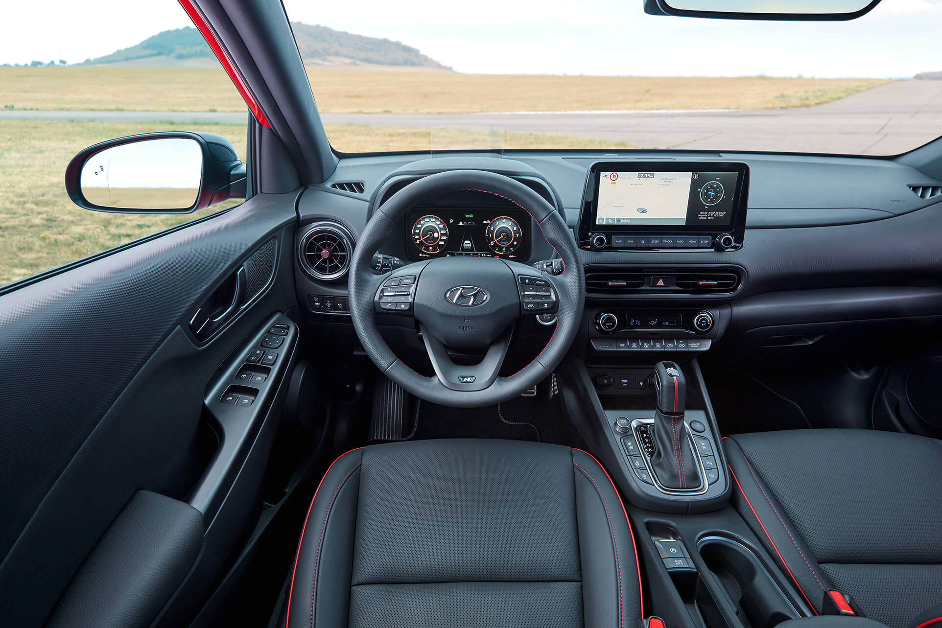 Volant a digitální přístrojový panel Hyundai KONA N Line z pohledu řidiče.