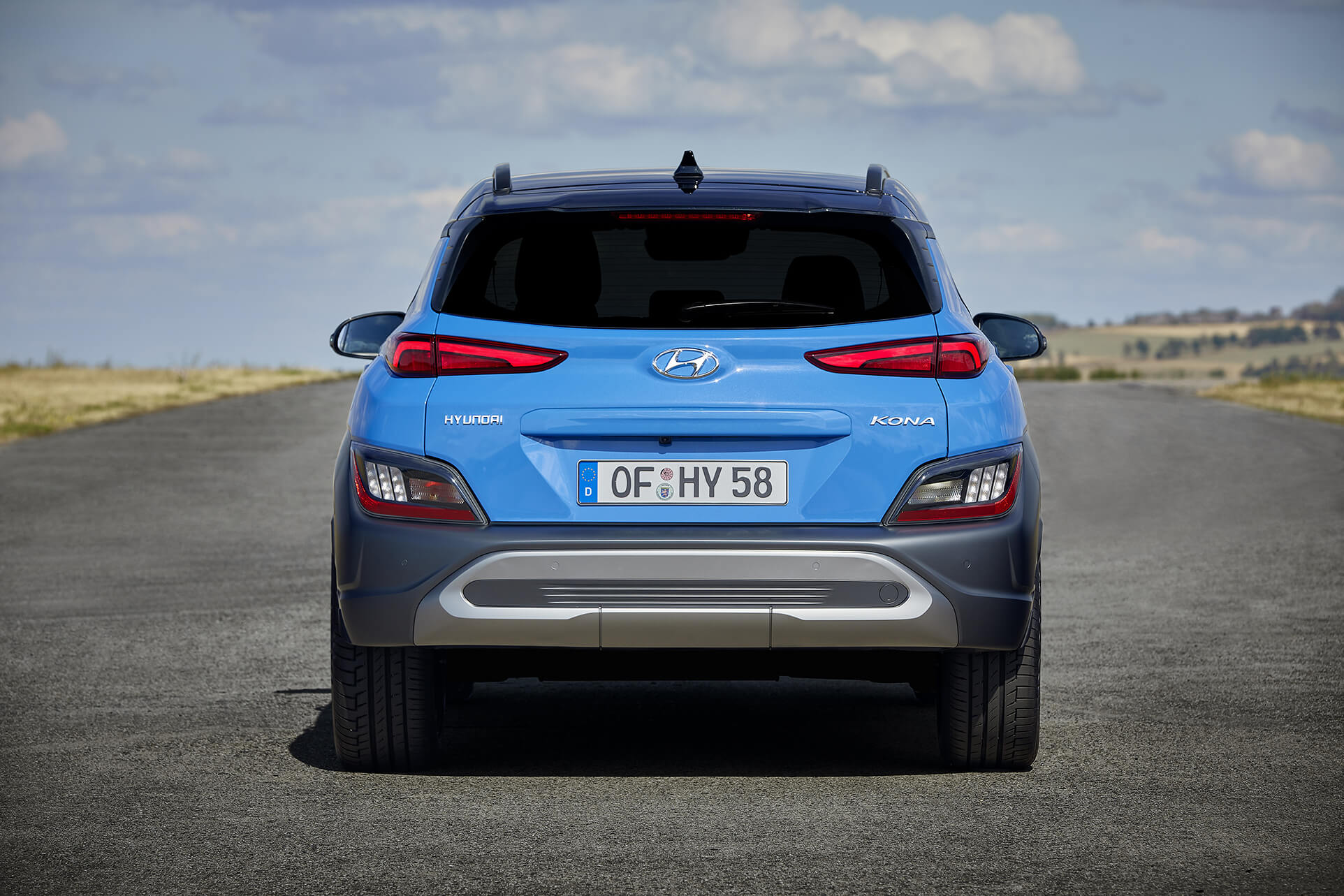 Pohled na nový Hyundai Kona zezadu, se zvýrazněním zadního nárazníku a ochranného krytu.